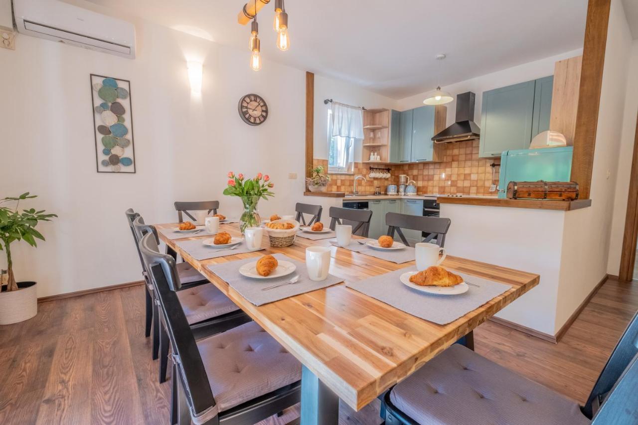 Amazing 4 Bedroom Villa With Swimming Pool And Wifi, Family Frendly Tribalj  Kültér fotó