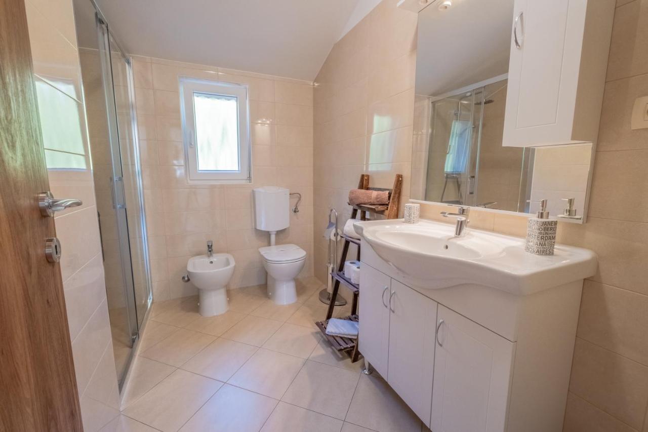 Amazing 4 Bedroom Villa With Swimming Pool And Wifi, Family Frendly Tribalj  Kültér fotó
