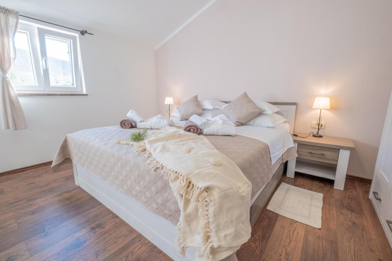 Amazing 4 Bedroom Villa With Swimming Pool And Wifi, Family Frendly Tribalj  Kültér fotó